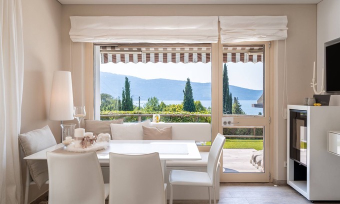 Gargnano Apartment | Apartment 'Wieser Garda Lake' with Lake View, Wi-Fi and Air Conditioning