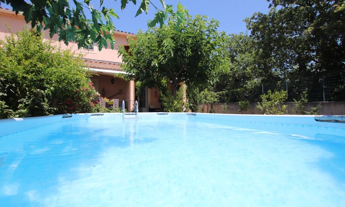 Beaumes-de-Venise House | Apartment with garden, view of vineyards and hills.