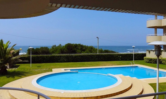 Madalena Apartment | Apartment with direct access to swimming pool and beach, 10 minutes from Porto.