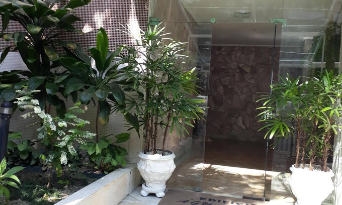 Jardim Sao Miguel Apartment | Apartment with 2 bedrooms + 1 optional /2 parking spaces /air conditioning /5 blocks from Enseada beach