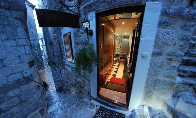 Skaljari House | Apartment with 2 bedrooms with hot tub and water bed