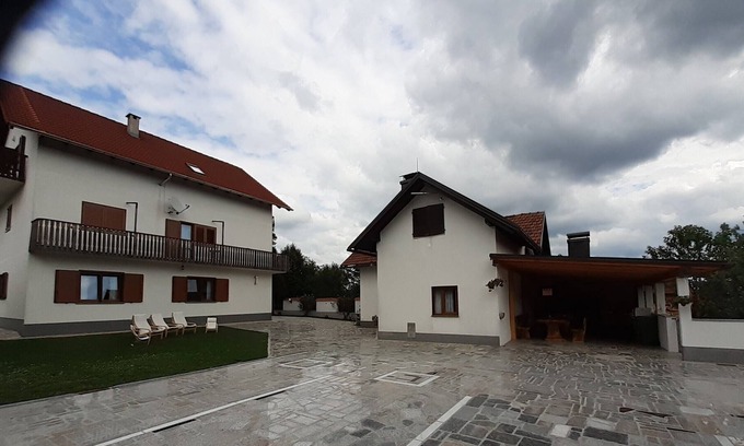 Dreznik Grad Apartment | APARTMENT WITH 3 DOUBLE BEDROOMS, ROOM, KITCHEN, AND BATHROOM.