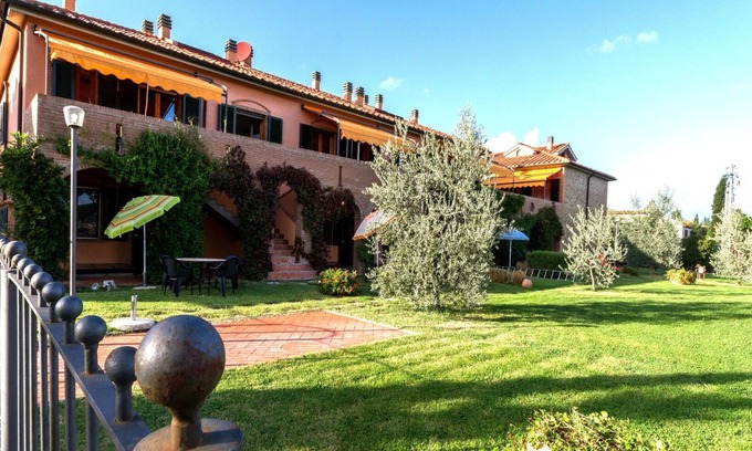 Sughera Apartment | Apartment with A/C, WIFI, pool, TV, veranda, pets allowed, panoramic view, close to San Gimignano