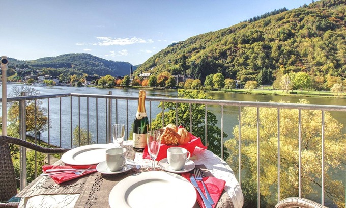 Bullay Apartment | Apartment with balcony directly on the banks and with a view of the Moselle