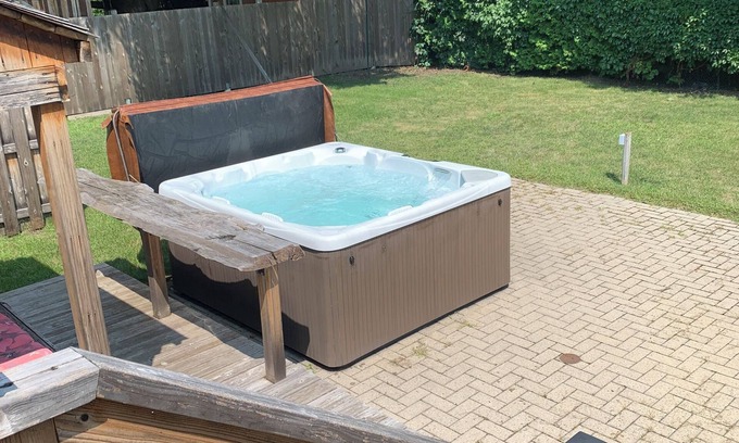 Les Maskoutains Regional County Municipality Apartment | Apartment with Hot Tub and Backyard. Free Parking.
