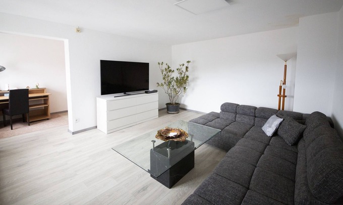 Konitz Apartment | Apartment with Netflix, Prime, WiFi, balcony & garden near the "Thuringian Sea"