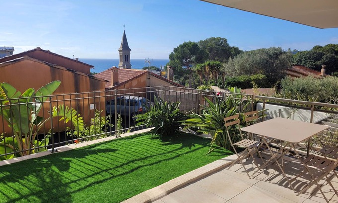 Giens Apartment | Apartment with garden and lovely sea view, 15-minute walk from the beaches.