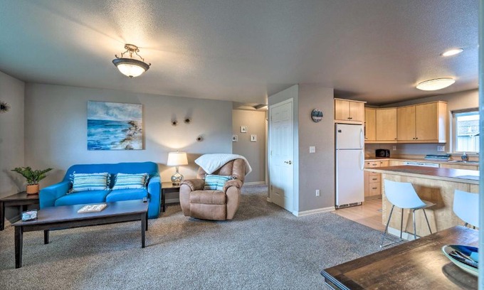 Anacortes Apartment | Apartment with Gas Fireplace about half Mi to Beach!