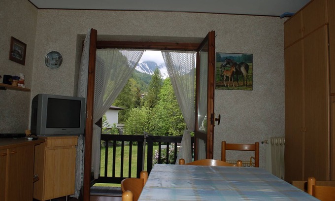 Balme Apartment | Apartment with mountain view