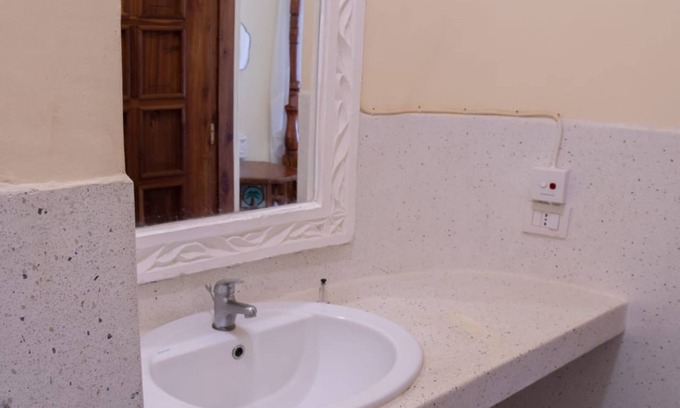 Malindi Apartment | Apartment with pool next to the beach
