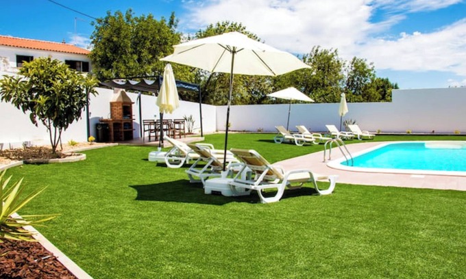 Pata de Cima Apartment | Apartment with saltwater pool and BBQ