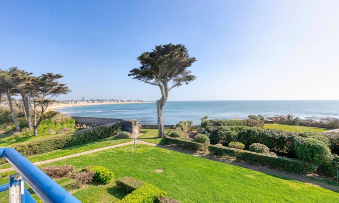 Le Croisic Apartment | Apartment with Sea View, Private Terrace and Wi-Fi