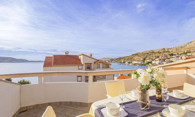 Metajna Apartment | Apartment with sea view, near the beach (20m)