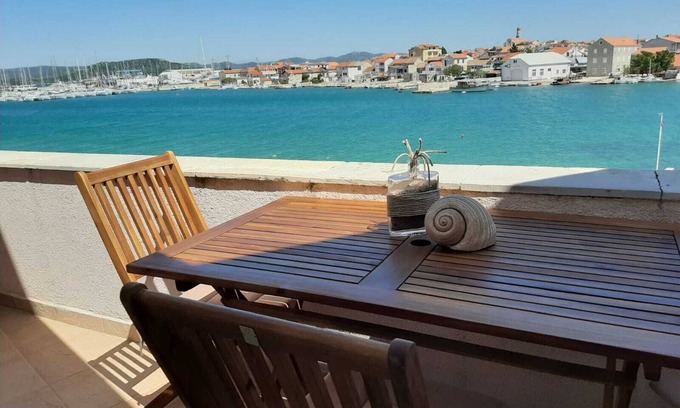 Murter Apartment | Apartment with sea view and next to the beach (20m)