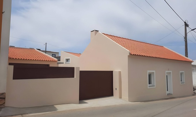 Atalaia House | Apartment 'Zeca Holidays Atalaia Waterfall' with Balcony and Wi-Fi