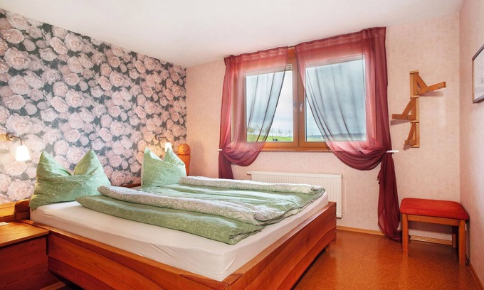 Waldbeuren Apartment | Apartment 'Zur Igelwiese' with Private Terrace, Shared Garden and Wi-Fi