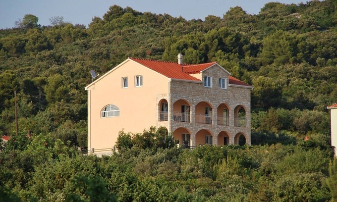 Maslinica Apartment | Apartments A3 with a view of Sesula Bay, a few minutes from the beach.