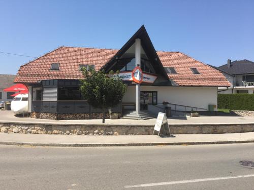 Cerklje na Gorenjskem Apartment | Apartments Avio