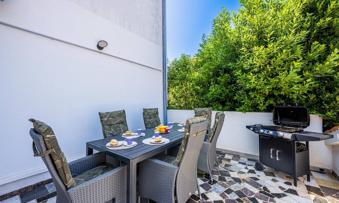 Pjescana Uvala Apartment | Apartments Donatella -Apt 1- 10m from the beach
