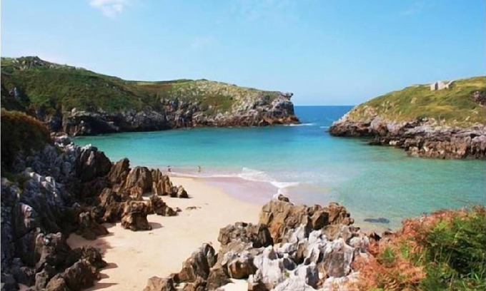 Cue Cottage | Apartments El Carril Nº3 a bedroom and a sofa bed (2/4 people) Llanes-Cue