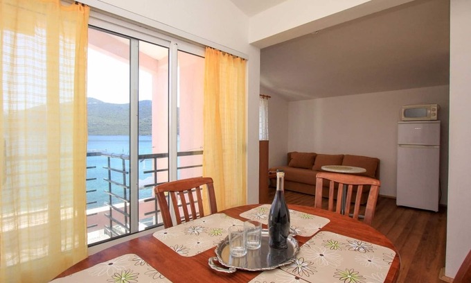 Putnikovic Apartment | Apartments Ereš Zuronja-One-Bedroom Apartment with Sea View 2