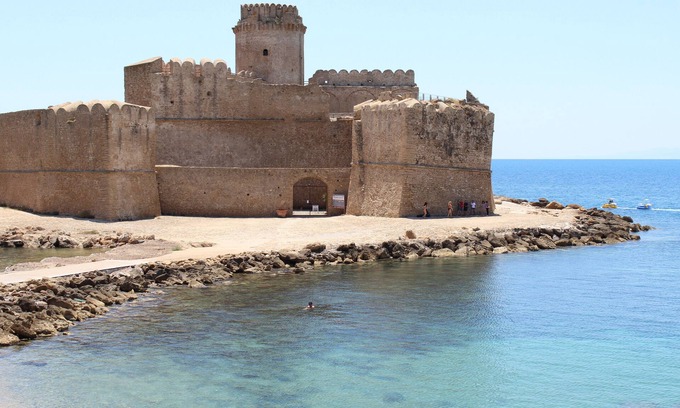 Isola di Capo Rizzuto Apartment | Apartments in private villa with pool and less than 100 away from the beach