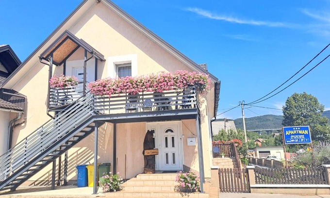 Brinje Apartment | Apartments Jezerane - Four Bedroom Apartment with Balcony
