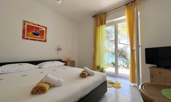 Hodilje Apartment | Apartments More & Ja - One Bedroom Apartment with Terrace and Sea View (1. istok)