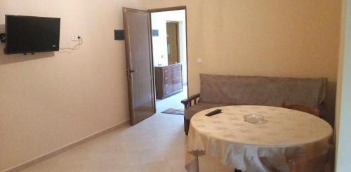 Mbrostar-Urë Apartment | Apartments Natalia Fier Albania