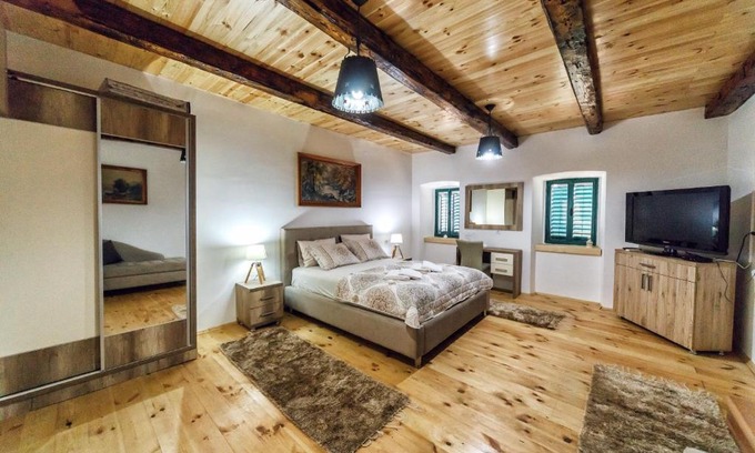 Karuc House | Apartments "Old house Pajovic"