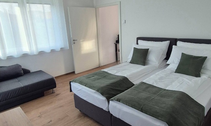 Sondelfingen Apartment | Apartments Seibel double/twin room with kitchen and conservatory