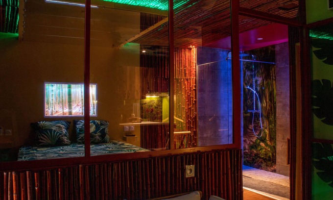 Quartier des Eaux-Claires Apartment | Aphrodite's Eden 2