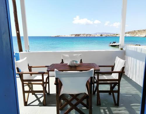 Kimolos Apartment | Apleton Beach House Kimolos at Zacharias Beach