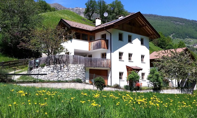 Meiern Apartment | APP. 3 AUHAUS apartment with meadow and fountain for 2 persons max. 4 persons