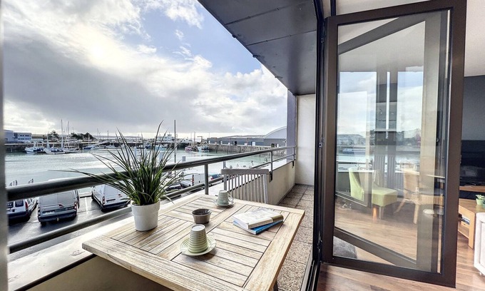 Granville Apartment | App facing the harbor with balcony, near pier for Chausey and Jersey