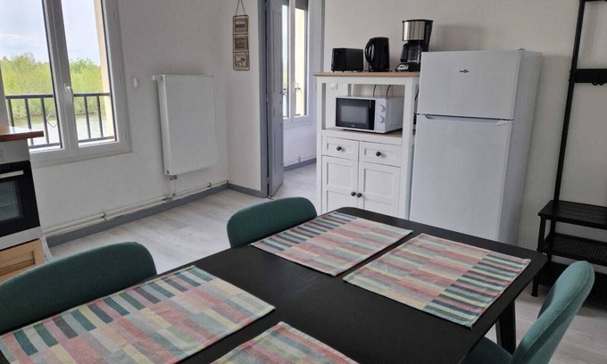 Misy-sur-Yonne Apartment | Appart 6 Couchages Bord de L'eau