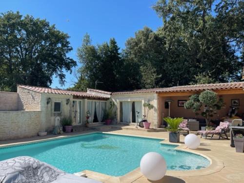Arpaillargues-et-Aureillac Apartment | appartement avec piscine