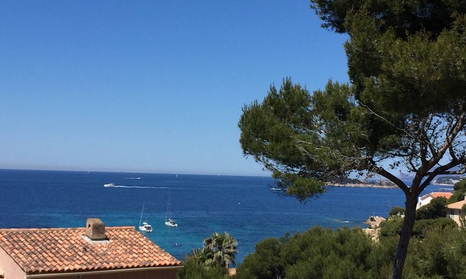 Sanary-sur-Mer Apartment | Appart in house in Sanary sea view, 200 meters from Beaucours beach.