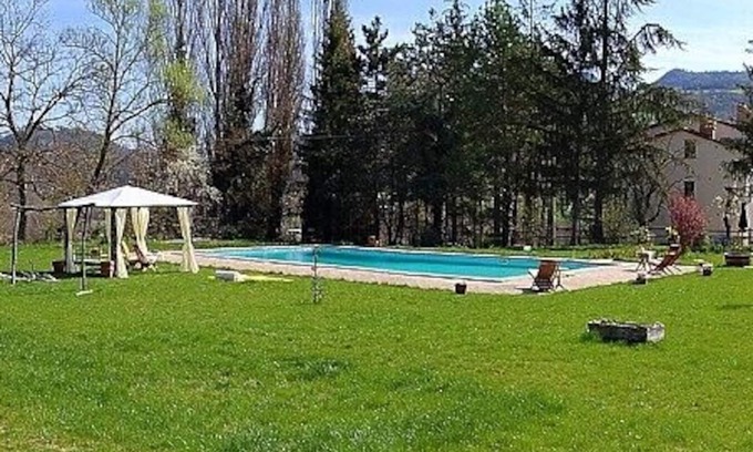 Montone House | Appartamento Aria D: A graceful apartment surrounded by meadows and by green hills, with Free WI-FI.