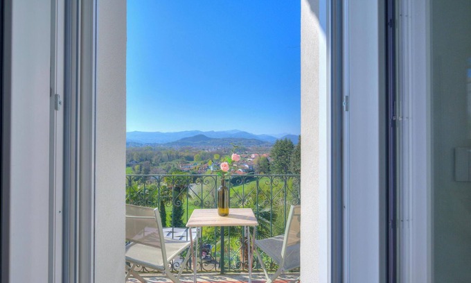 Taino Apartment | Appartamento Vista Angera, Taino, Italy