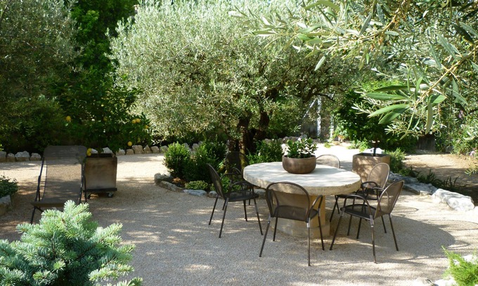 Robion House | Appartem. air-conditioned 60 m² at the foot of the Luberon & breathtaking view of the well-kept garden