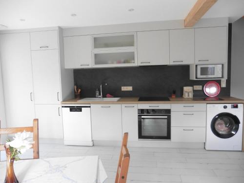 Saint-Martin-Belle-Roche Apartment | Appartement dans maison en pierre proche sortie autoroute A6
