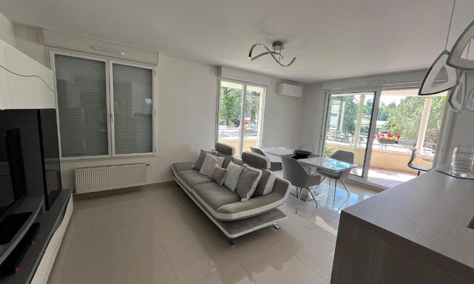 Charbonnieres-les-Bains Apartment | Appartement entièrement équipé