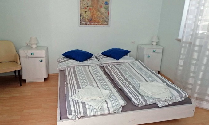 Dobersberg Apartment | Appartement 1 für Drei Personen mit Blick auf den Garten