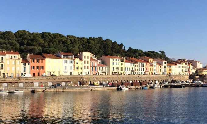 Port-Vendres Apartment | Appartement 3 Wifi, Clim, vue Latérale du Port,10 mn Plage, 3 mn du Centre