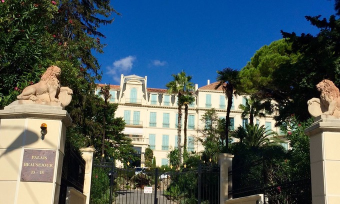 California - Pezou Apartment | Appartement Beausejour. Luxurious apartment in historic city palace with