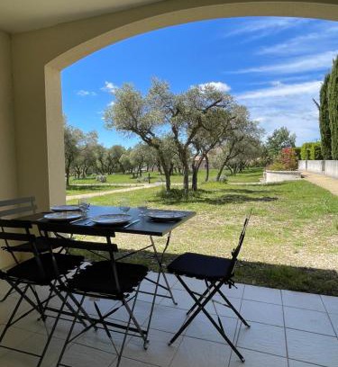 Paradou Apartment | Appartement Climatisé Terrasse et Piscine Le Baptistou