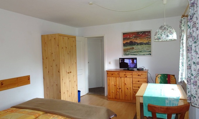 Gollenshausen a.Chiemsee Apartment | Appartement 1 - 22 qm - Wohn-/Schlafraum, Küche, Dusche, WC, eigener Balkon
