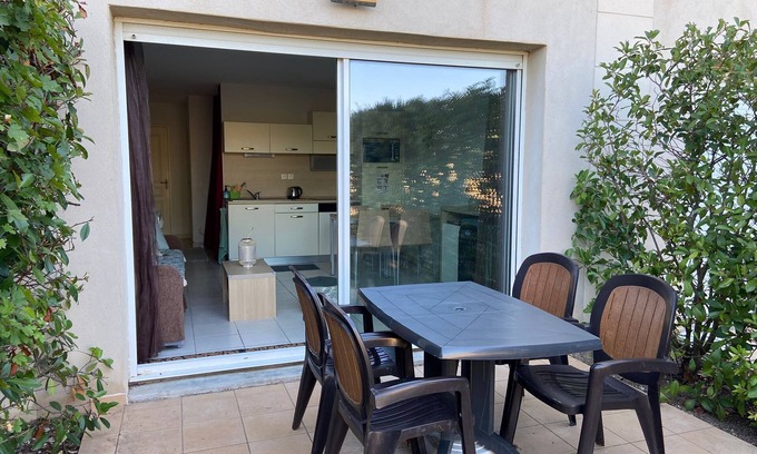 Azille Apartment | APPARTEMENT garden level, cosy single storey, sleeps 4 in 3* residence