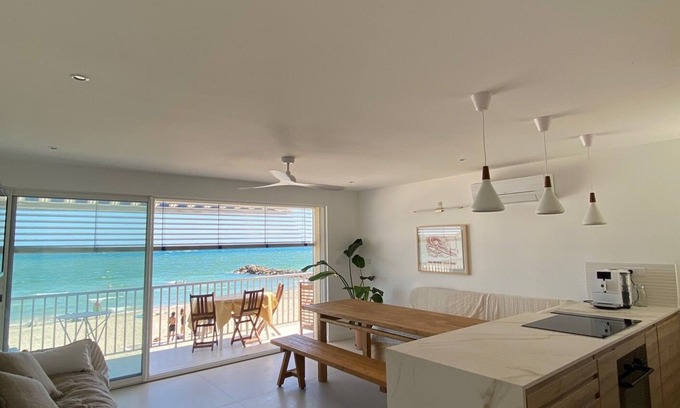 Palavas-les-Flots Apartment | Appartement Luxe, 1ère Ligne sur la Plage, T3, Climatisé, Terrasse,plancha,wifi